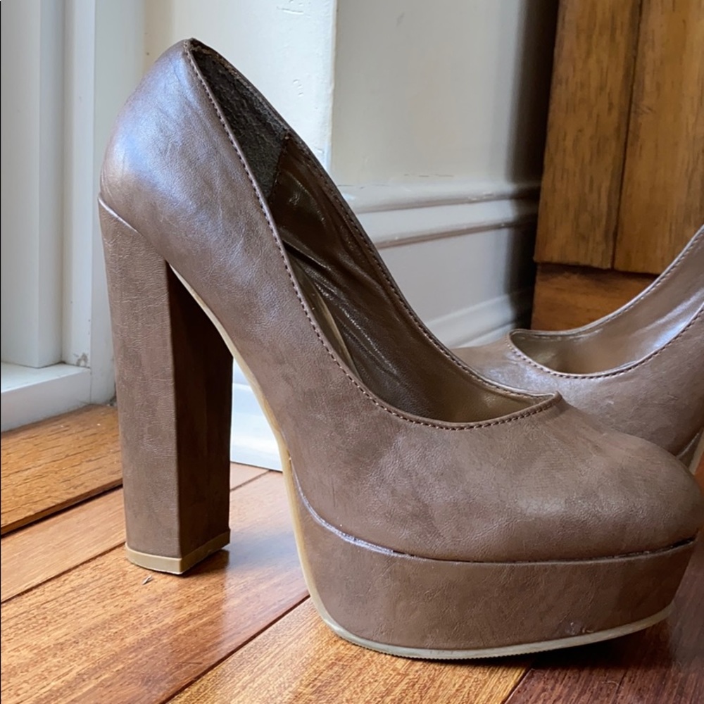 Heels - Picture 2 of 4